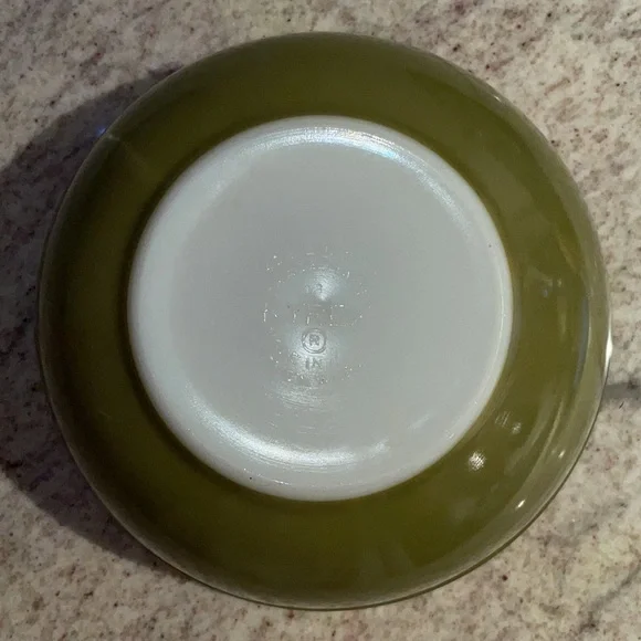 Vintage Pyrex Bowl Avocado Green 2.5quart - Picture 4 of 14
